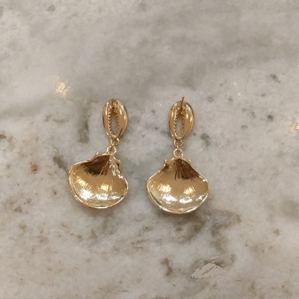 14K Gold Plated Clam Sea Shell Drop Earrings - Picture 3 of 6